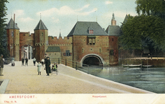 12780 Gezicht op de Koppelpoort en de Eem te Amersfoort vanaf de Grote Koppel uit het noordwesten; met een groepje personen.